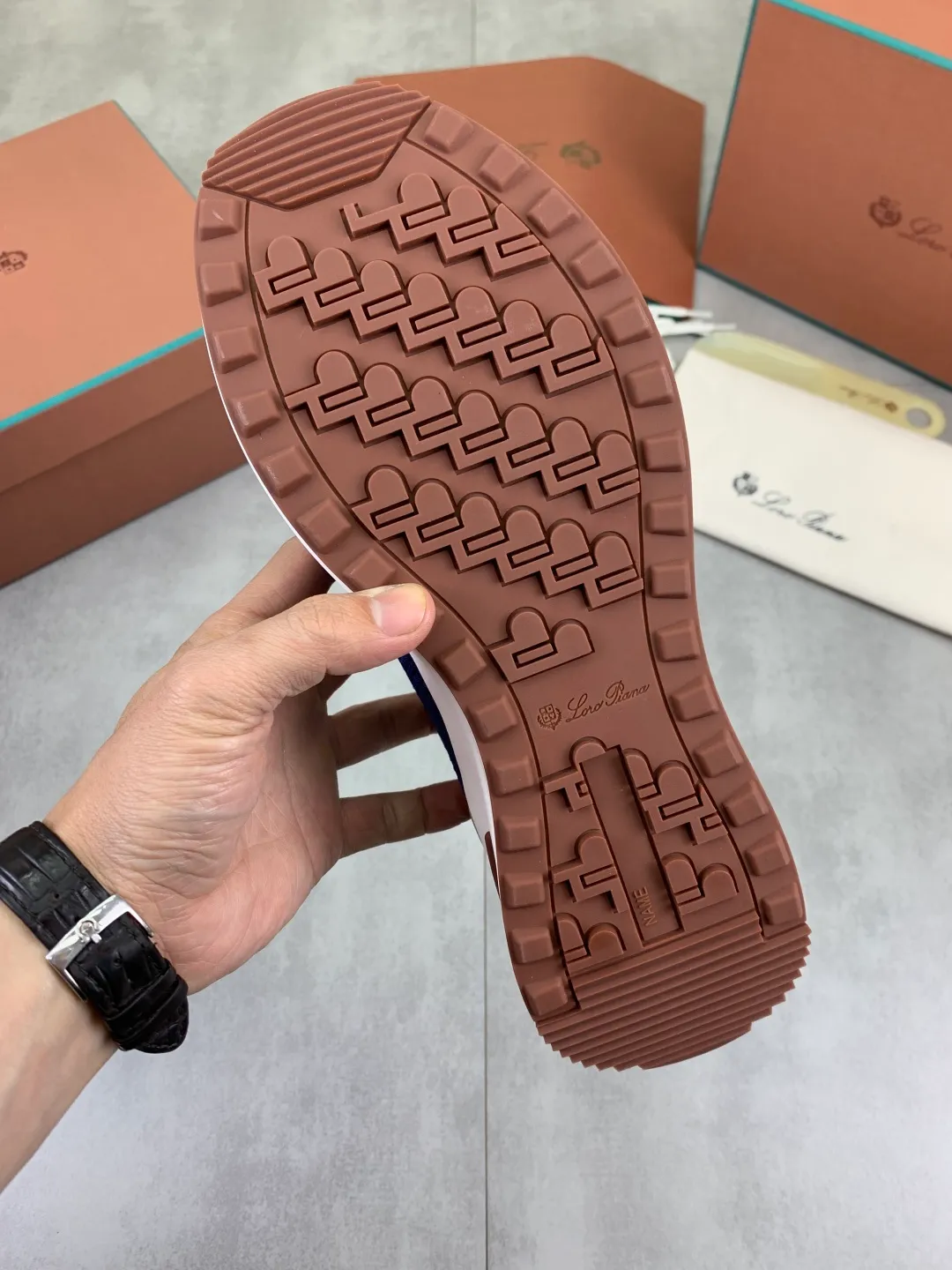 Men's men's shoes 💰P542 New style 💰High quality The latest casual shoes Loro Piana 💯Top grade💯Buy the original copy💯 Founded the existing Loro Piana company on April 24, 1924. The family has been operating for the sixth generation, providing top quality products to customers who are discerning in taste and quality. Imported original fly woven fabrics with cowhide fabric, plain calfskin lining, hand-stitched threads with cowhide feet, original packaging, high-end outsole, size: 38-46, multiple colors available, complete package